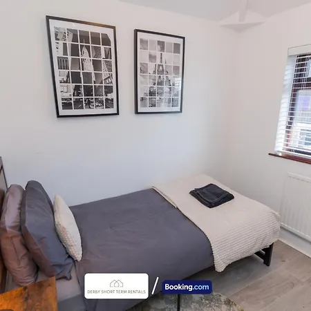 Award-Winning Four Bedrooms House, Parking, Wifi By Derby Short Term Rental Short Lets & Serviced Accommodation Derby Exterior photo