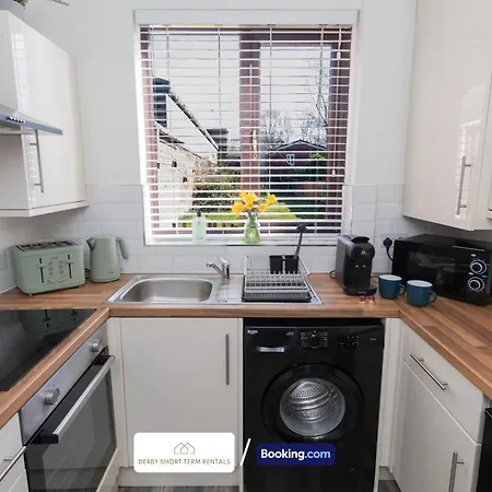 Award-Winning Four Bedrooms House, Parking, Wifi By Derby Short Term Rental Short Lets & Serviced Accommodation Derby Exterior photo