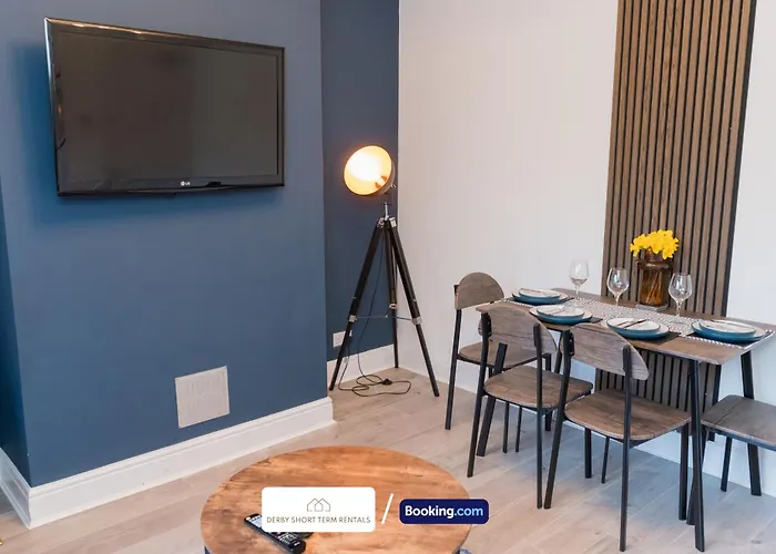 Award-Winning Four Bedrooms House, Parking, Wifi By Derby Short Term Rental Short Lets & Serviced Accommodation Derby