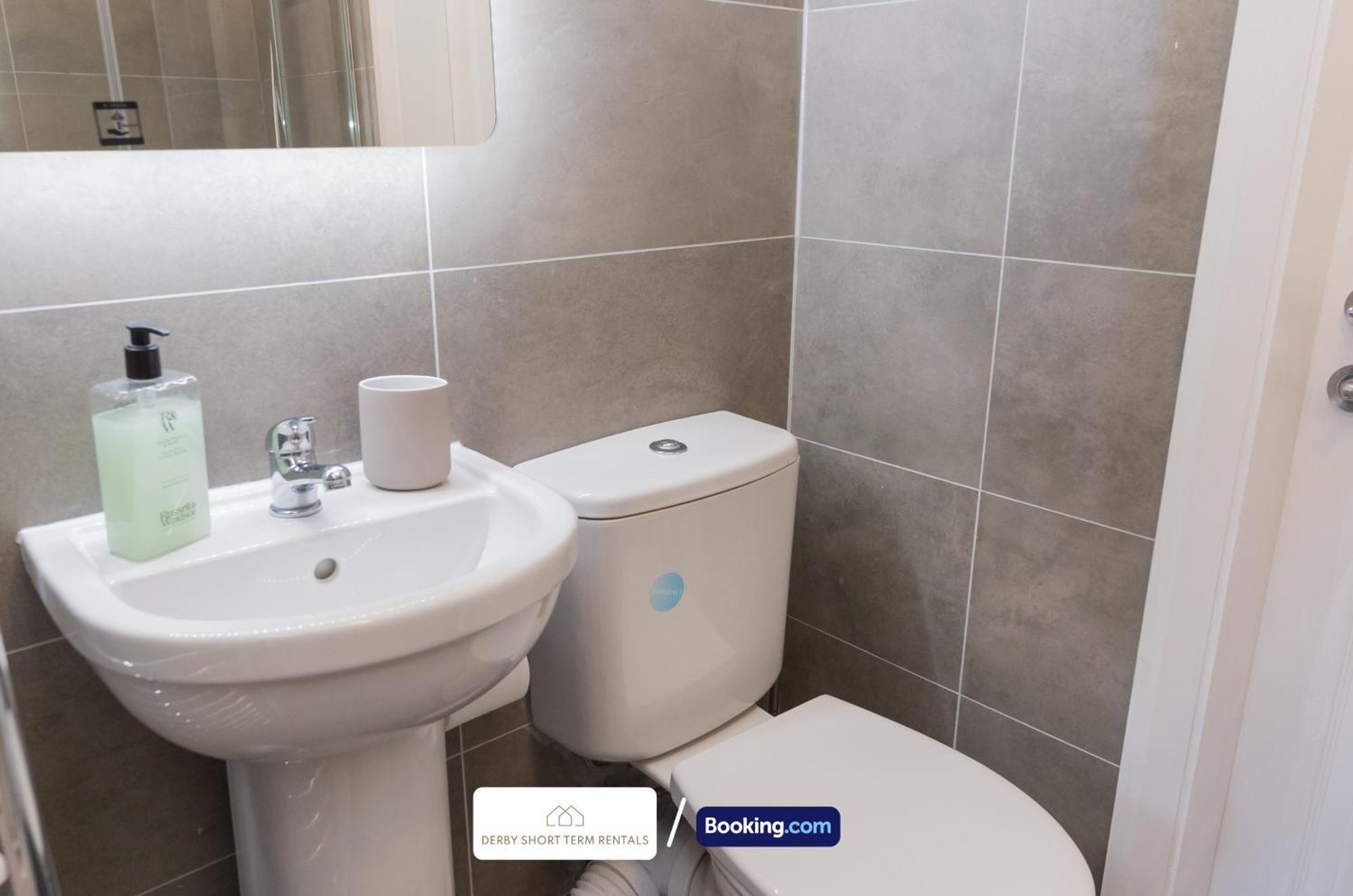 Award-winning Four Bedrooms House, Parking, Wifi By Short Term Short Lets & Serviced Holiday home Derby