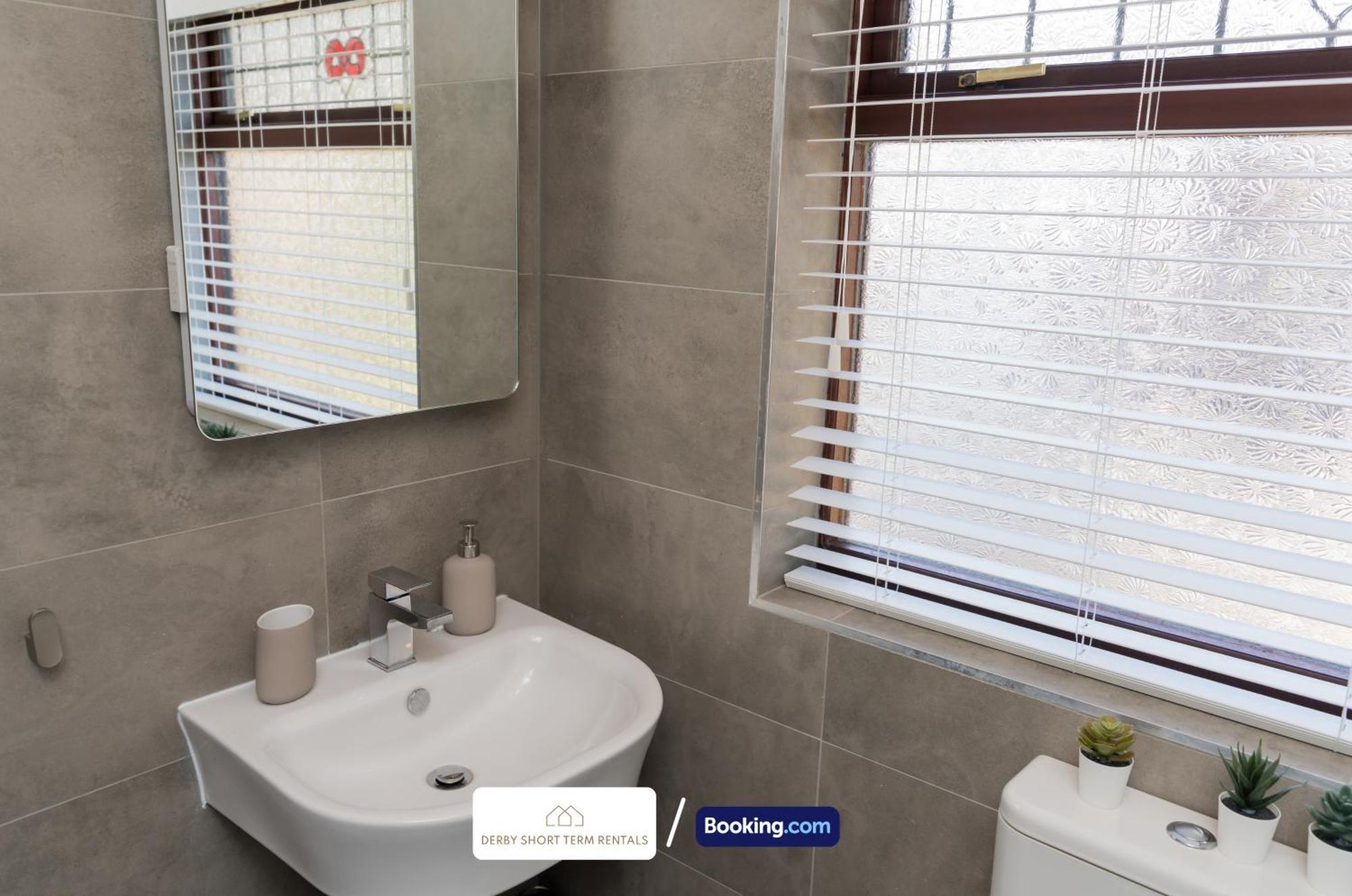 Award-winning Four Bedrooms House, Parking, Wifi By Short Term Short Lets & Serviced Holiday home
