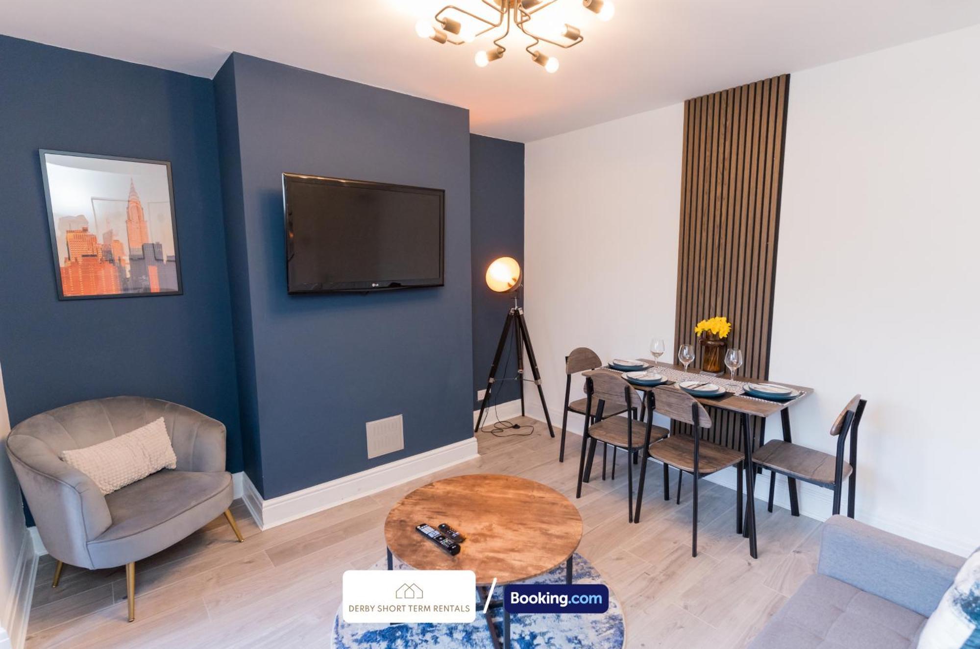Holiday home Award-winning Four Bedrooms House, Parking, Wifi By Short Term Short Lets & Serviced