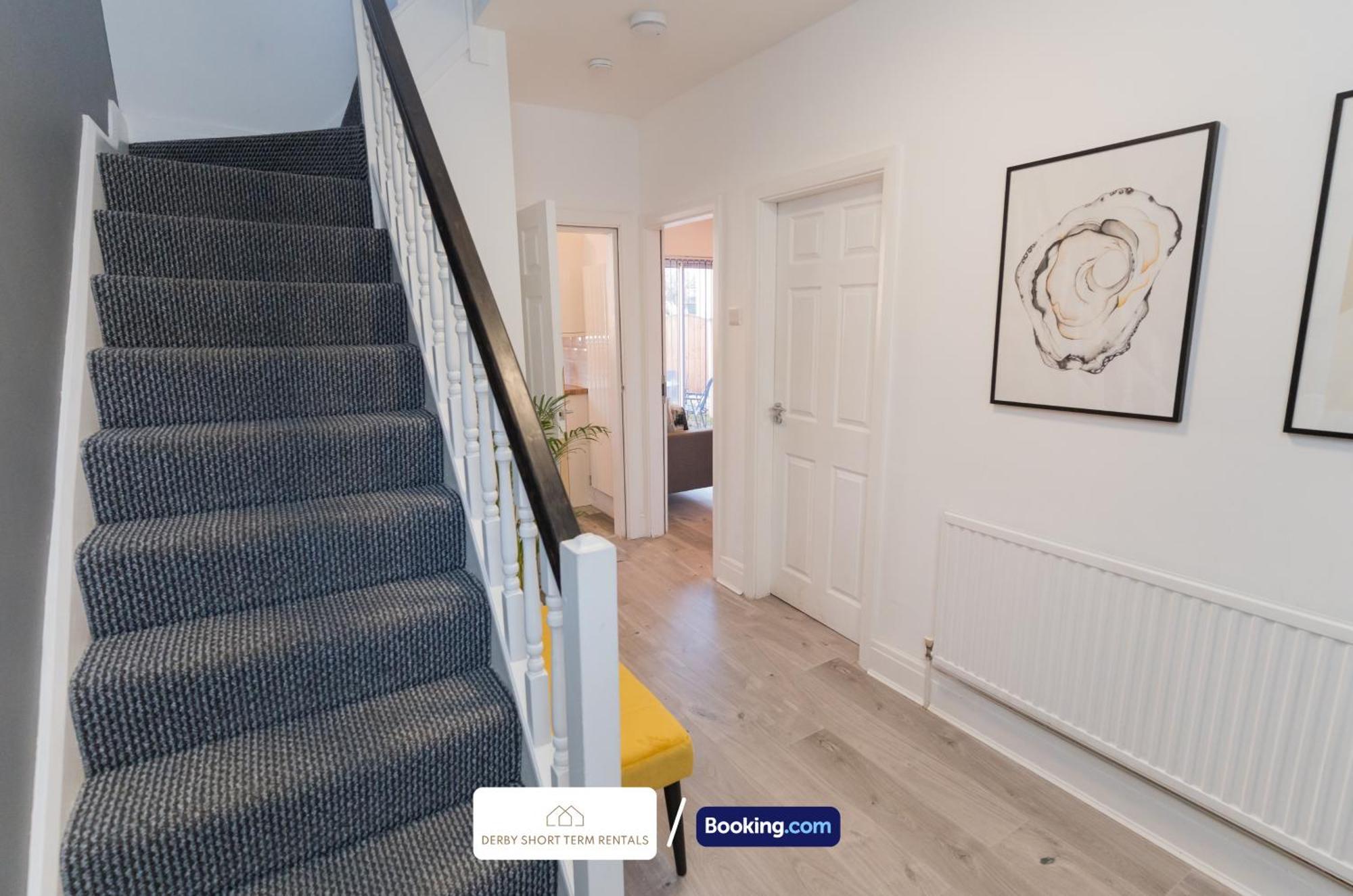 Holiday home Award-winning Four Bedrooms House, Parking, Wifi By Short Term Short Lets & Serviced *