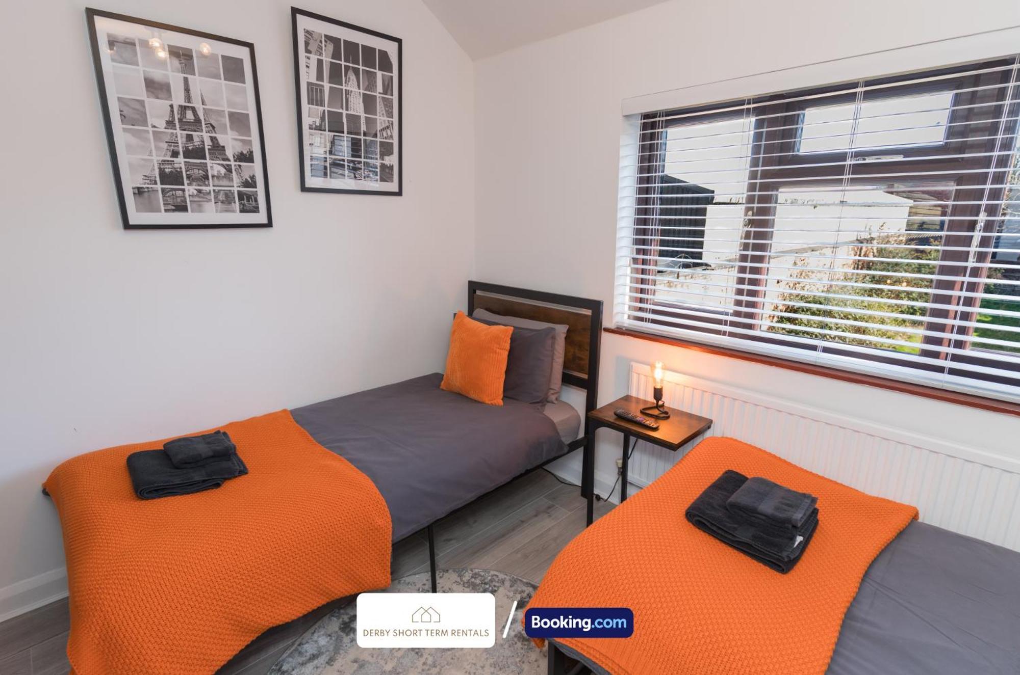 Award-winning Four Bedrooms House, Parking, Wifi By Short Term Short Lets & Serviced Holiday home Derby