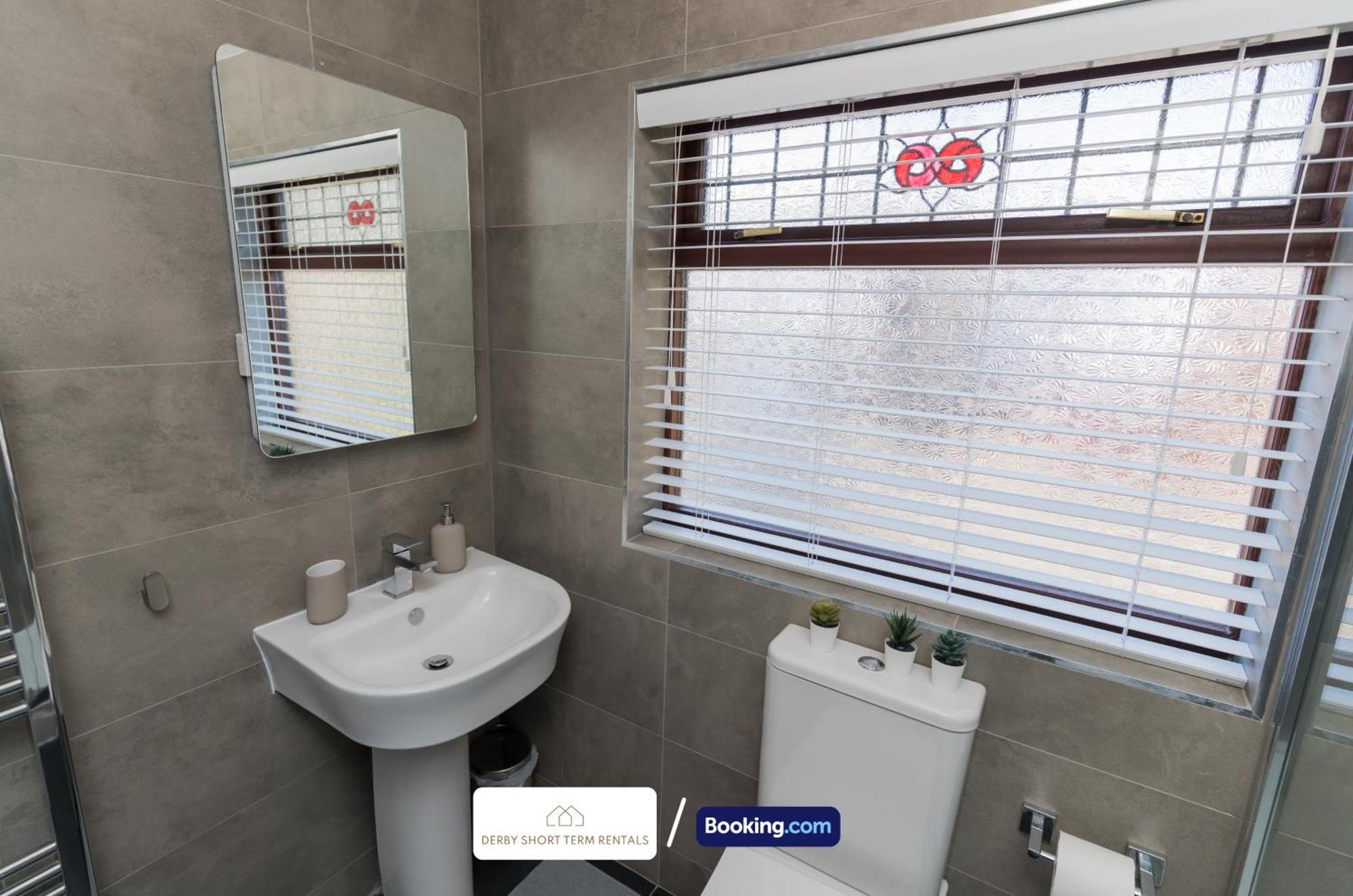 Holiday home Award-winning Four Bedrooms House, Parking, Wifi By Short Term Short Lets & Serviced Derby