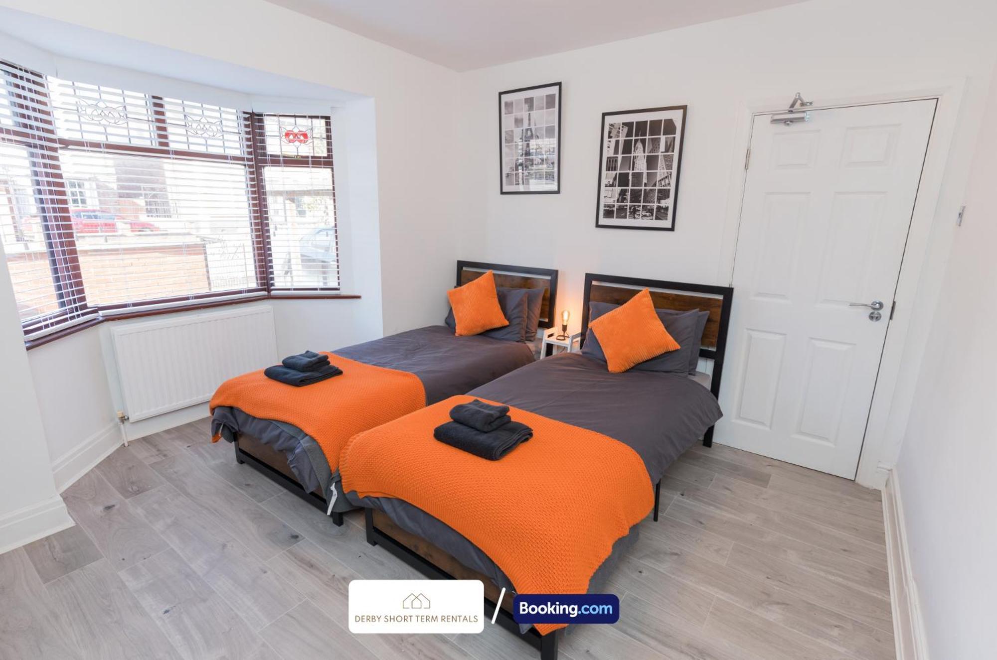 Award-winning Four Bedrooms House, Parking, Wifi By Short Term Short Lets & Serviced