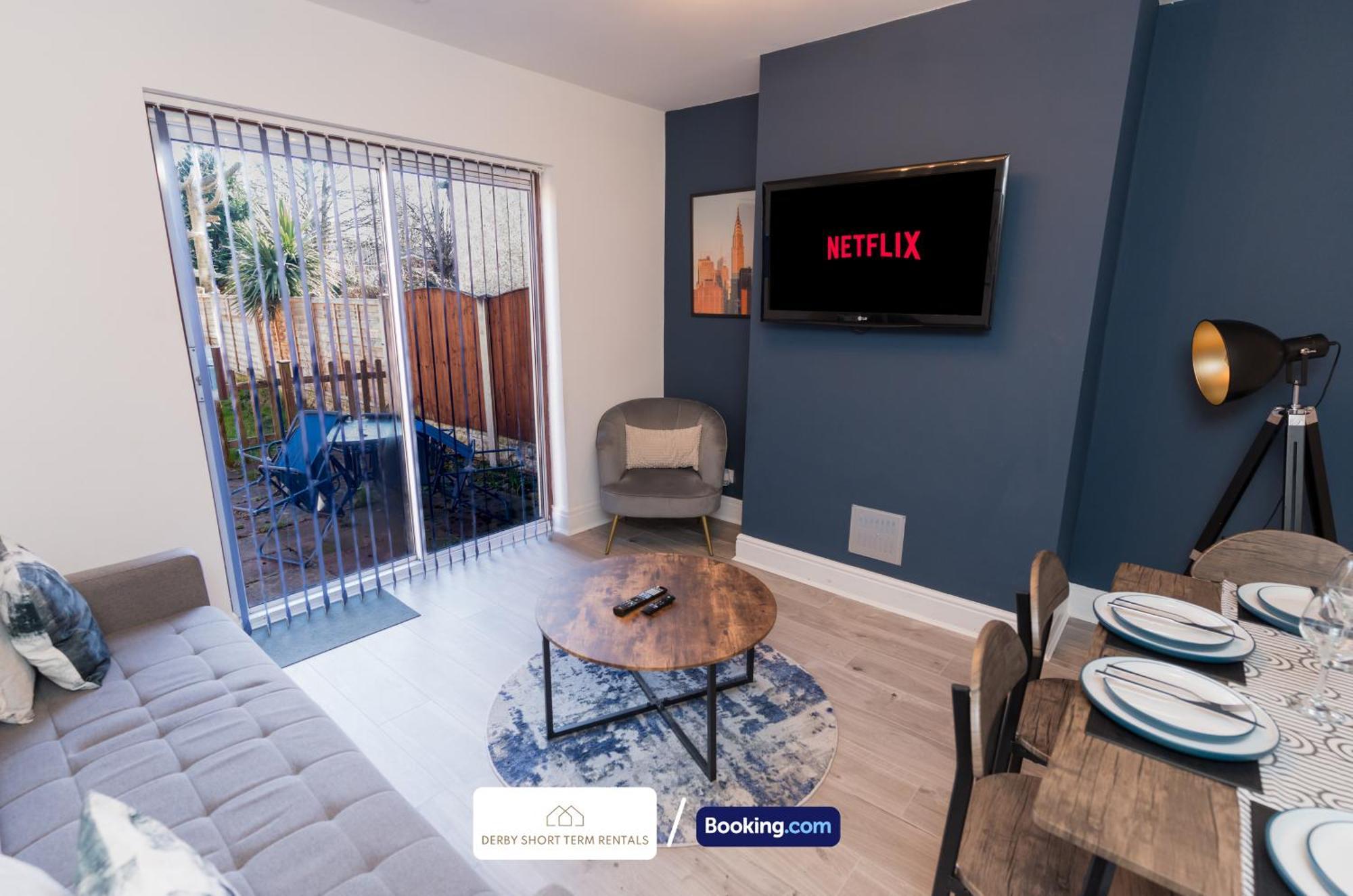 Award-winning Four Bedrooms House, Parking, Wifi By Short Term Short Lets & Serviced Holiday home