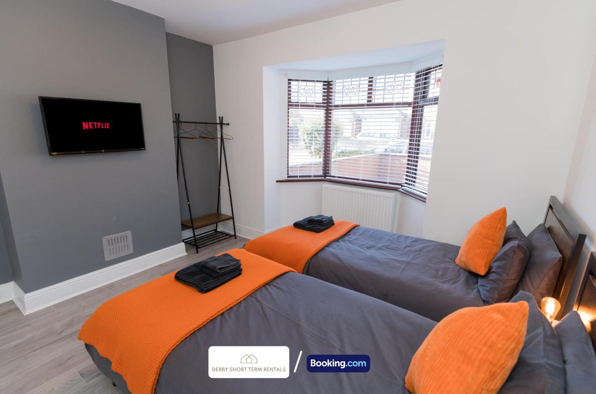 Holiday home Award-winning Four Bedrooms House, Parking, Wifi By Short Term Short Lets & Serviced