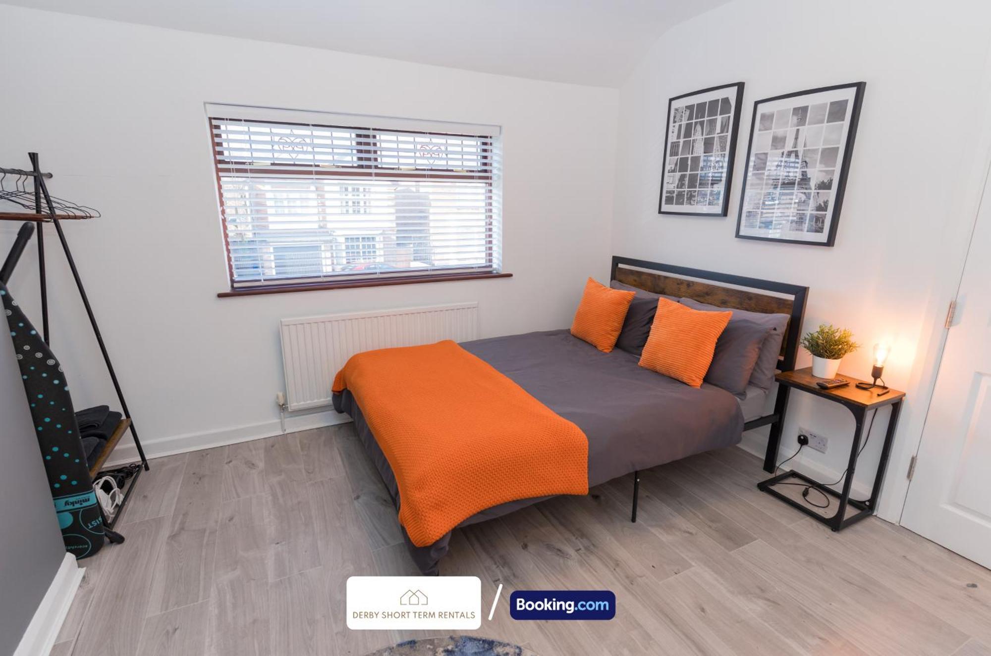 Award-winning Four Bedrooms House, Parking, Wifi By Short Term Short Lets & Serviced Holiday home *