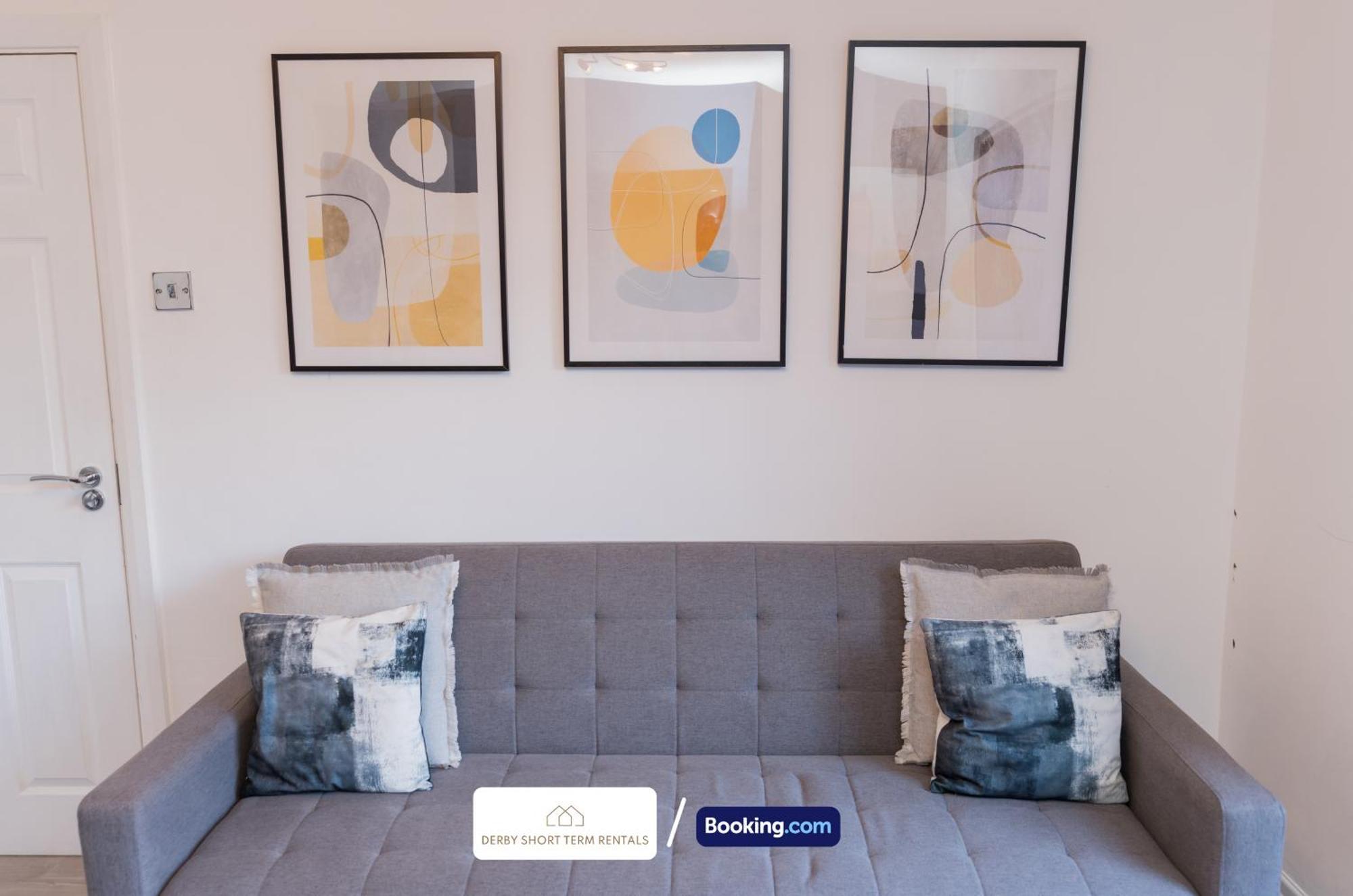 Holiday home Award-winning Four Bedrooms House, Parking, Wifi By Short Term Short Lets & Serviced