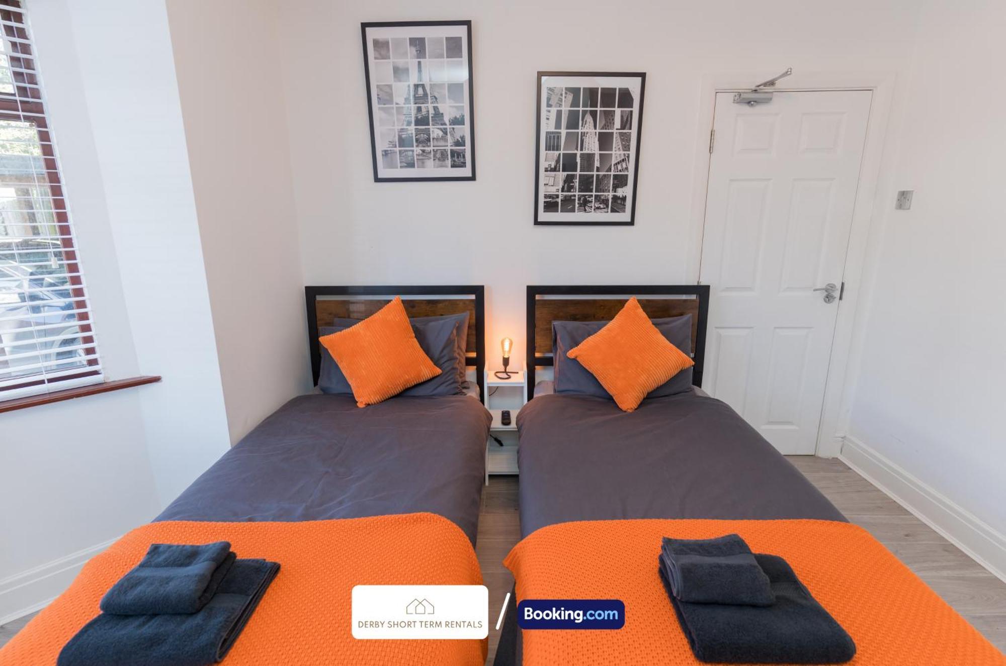 Award-winning Four Bedrooms House, Parking, Wifi By Short Term Short Lets & Serviced Holiday home *