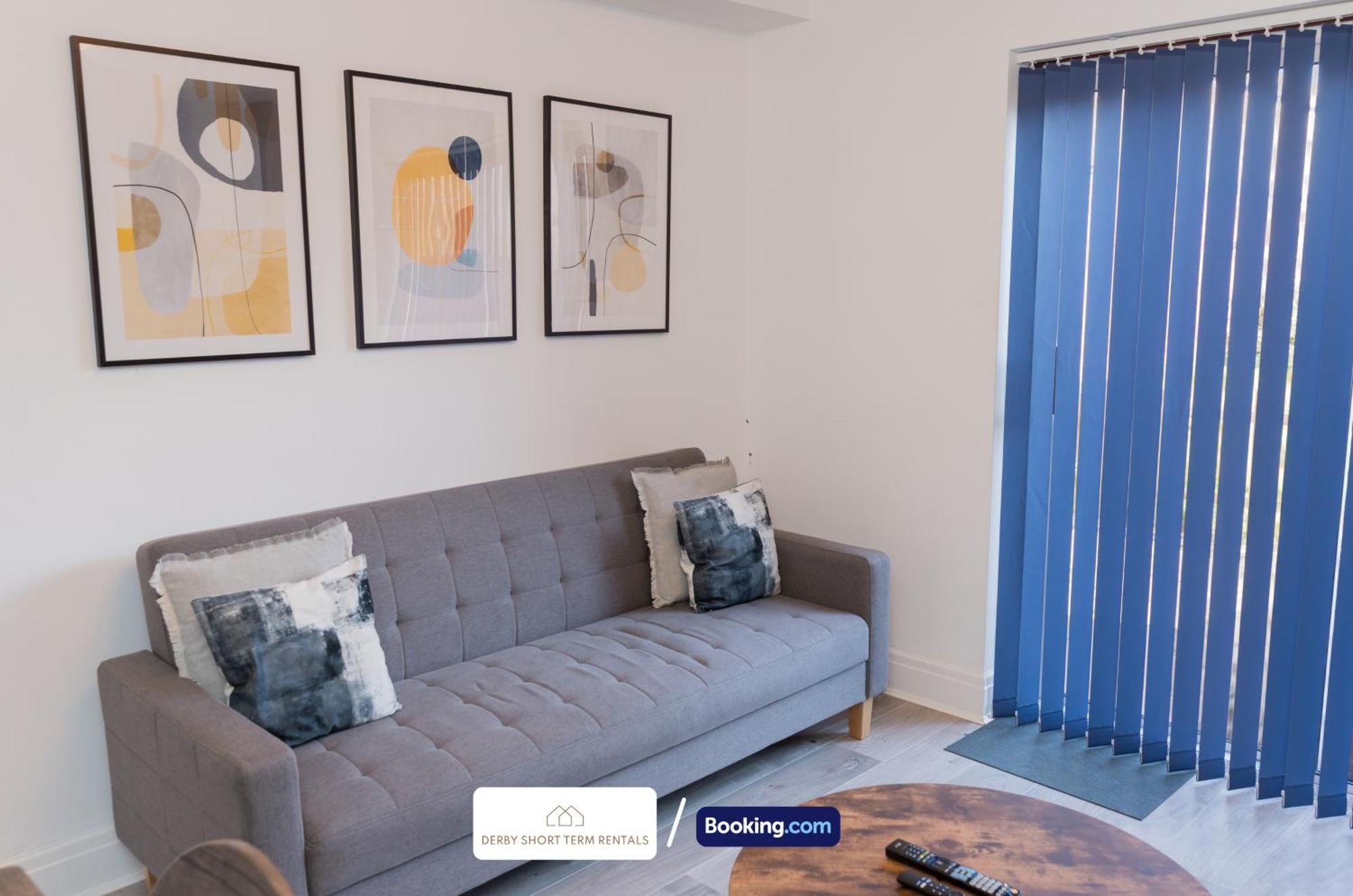 Award-winning Four Bedrooms House, Parking, Wifi By Short Term Short Lets & Serviced Holiday home Derby